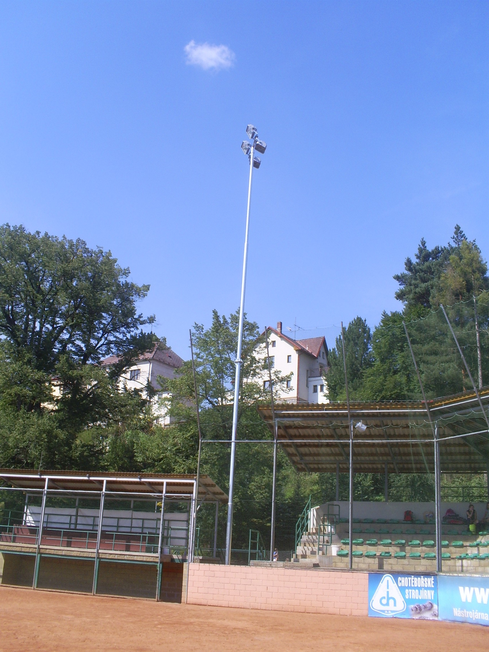 Příprava sportovního softballového areálu na Plovárenské v plném proudu.