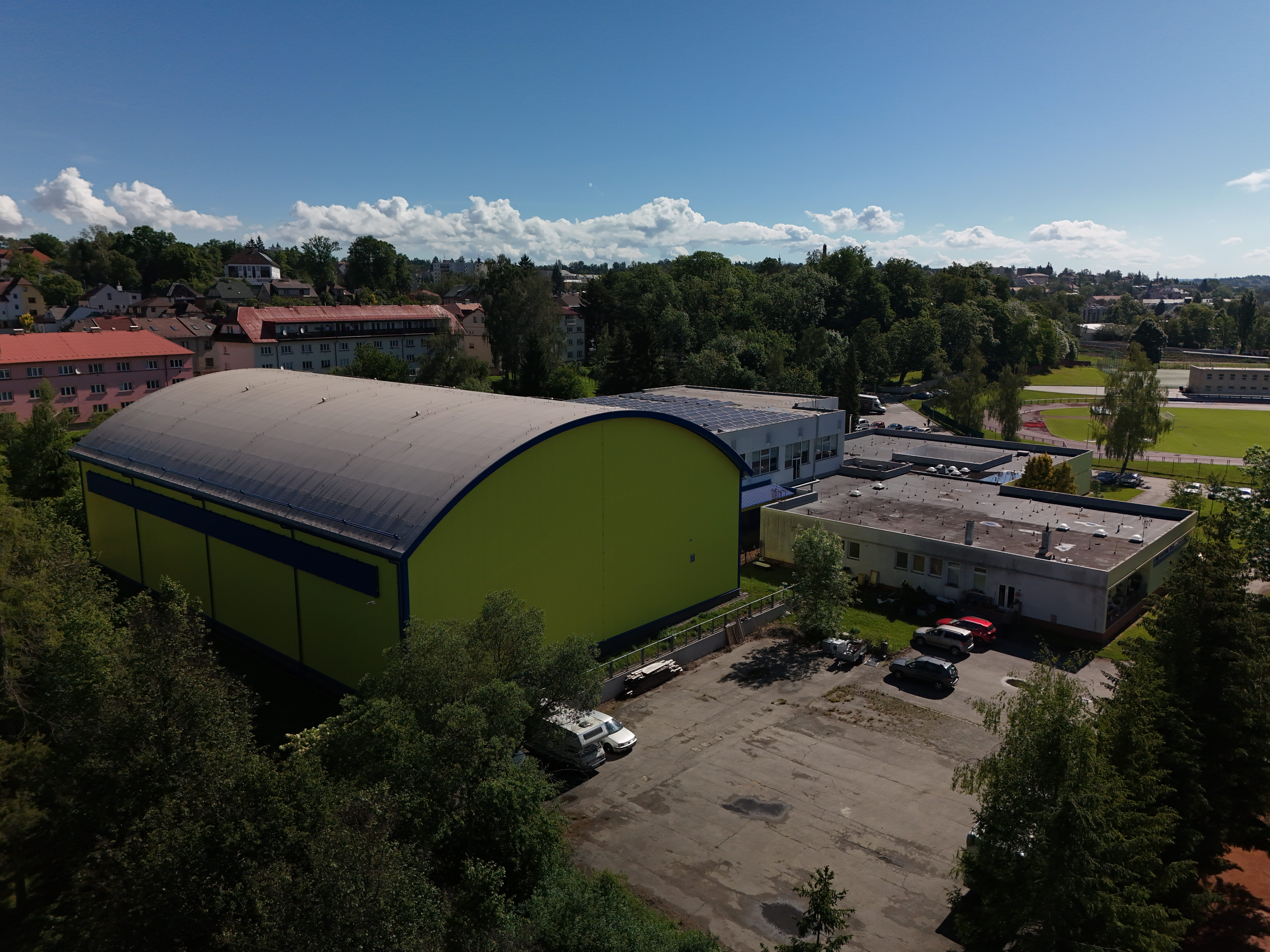 Letecký pohled na sportovní areál TJ Jiskra Havlíčkův Brod s tenisovými kurty a sportovními halami